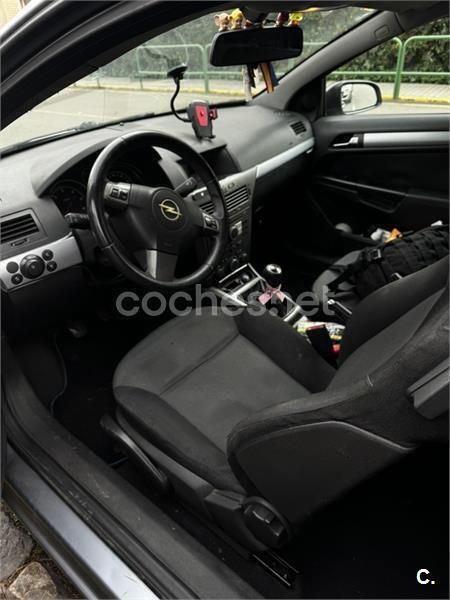 Gris / plata Usado 2006 Opel Astra GTC Cosmo Berlina | 2400 € - Imagen 1/4
