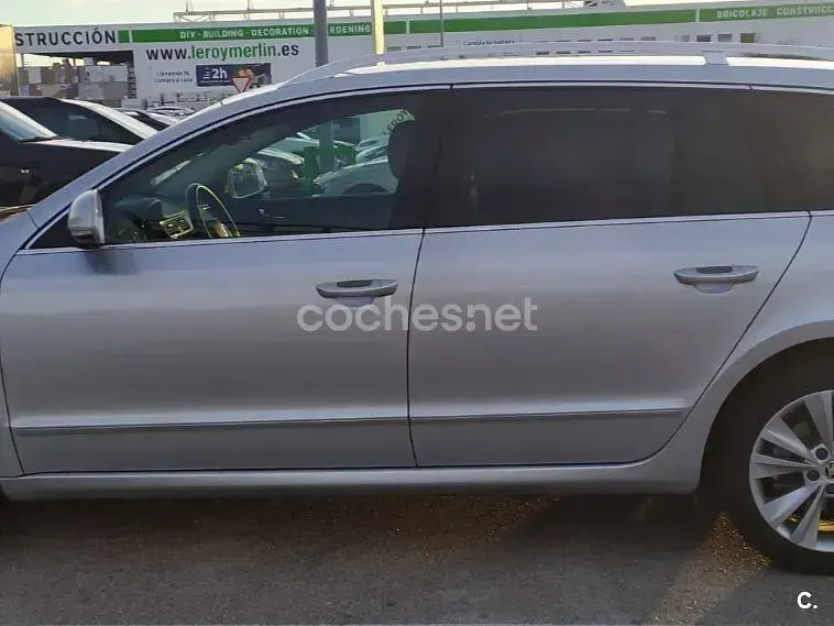Usado Skoda Superb Elegance 140 CV (102 kW) 2015 Gris / plata Familiar