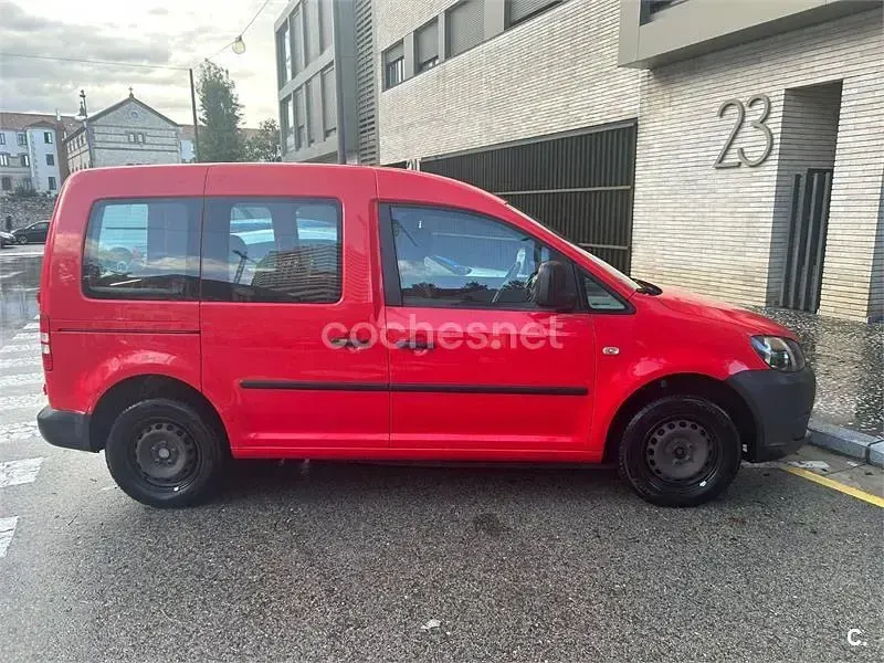 Usado VW Caddy Pro 75 CV (55 kW) 2013 Rojo Monovolumen