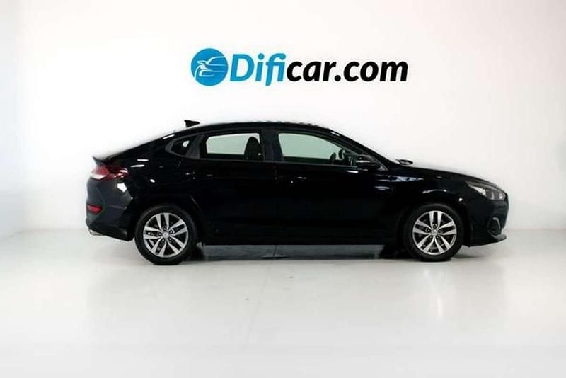 Usado Hyundai i30 121 CV (88 kW) 2019 Negro Berlina