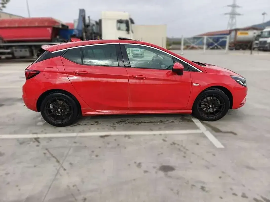 Usado Opel Astra Excellence 200 CV (147 kW) 2017 Rojo Utilitario