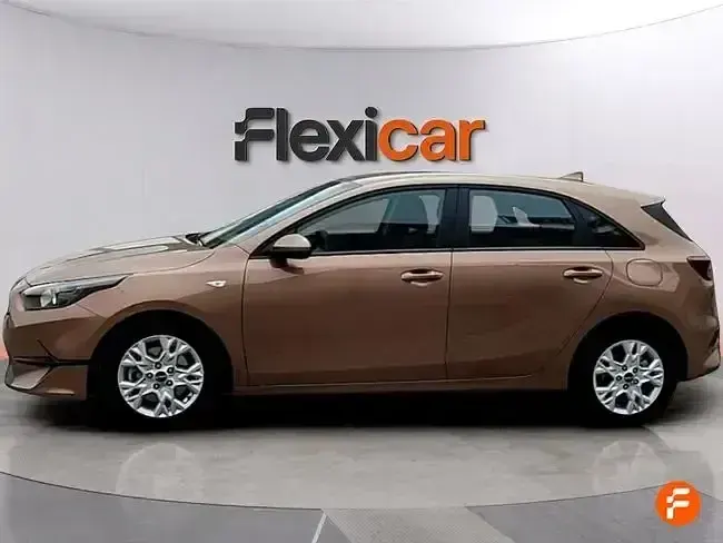 Usado Kia Ceed 100 CV (73 kW) 2023 Marrón Utilitario