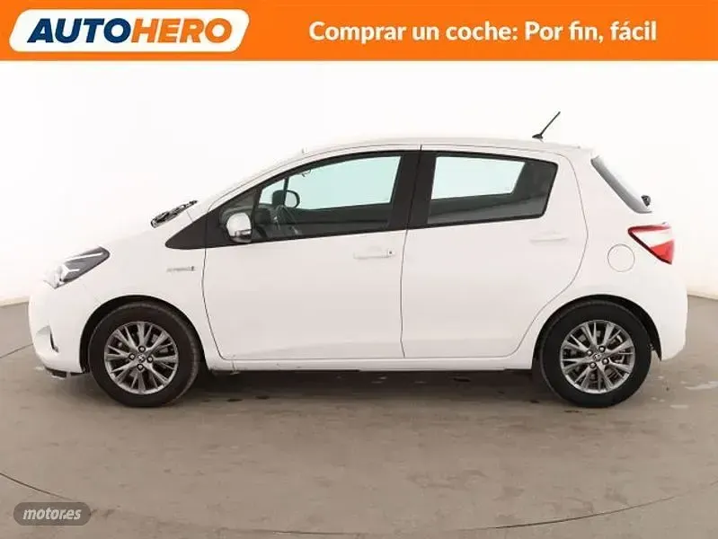 Usado Toyota Yaris Hybrid Active 101 CV (74 kW) 2017 Blanco Berlina
