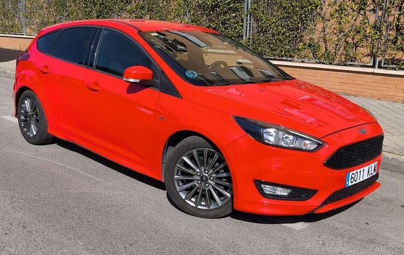 Usado Ford Focus ST-Line 125 CV (91 kW) 2018 Rojo Utilitario