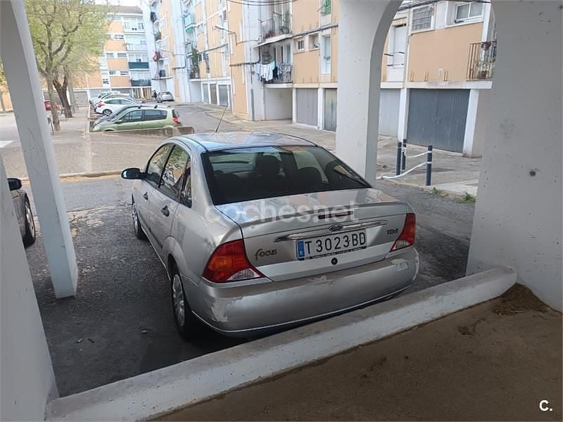 Usado Ford Focus Trend 100 CV (73 kW) 2002 Gris / plata Berlina