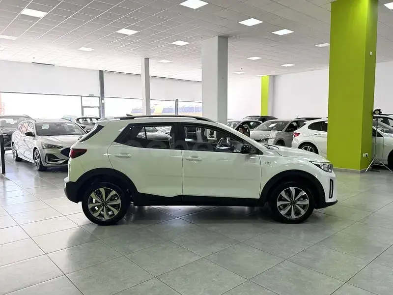 Usado Kia Stonic 100 CV (73 kW) 2025 Blanco SUV