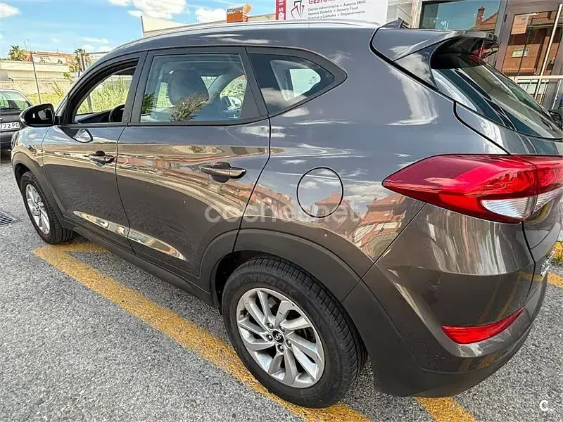 Usado Hyundai Tucson 131 CV (96 kW) 2017 Gris / plata SUV