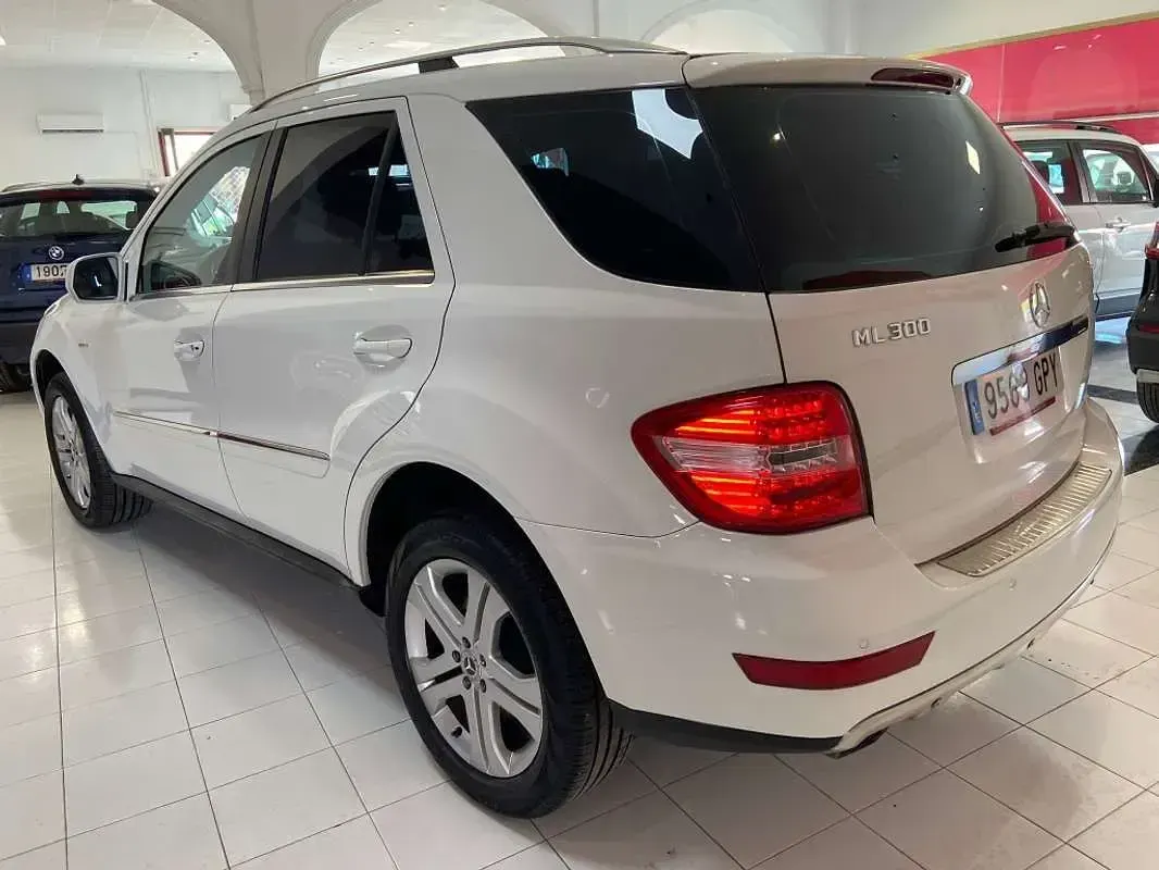 Usado Mercedes ML300 190 CV (139 kW) 2009 Blanco SUV