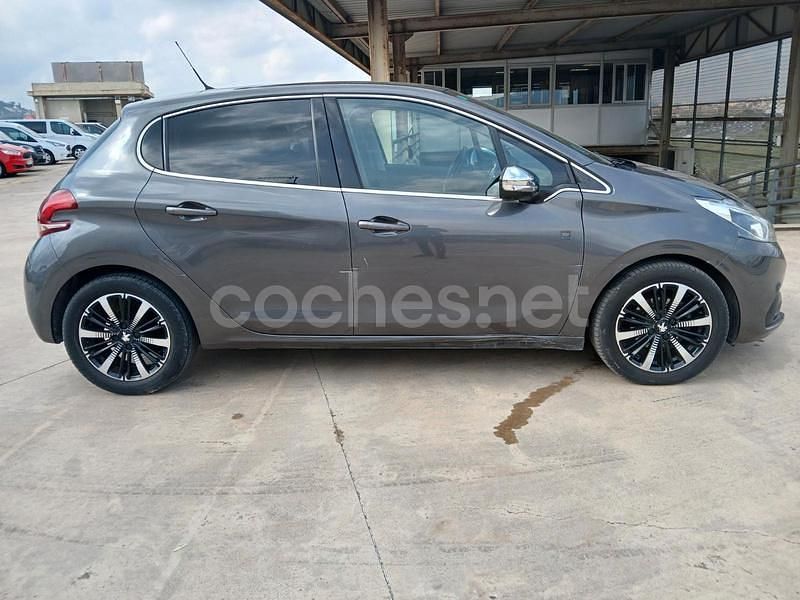 Usado Peugeot 208 82 CV (60 kW) 2019 Gris / plata Utilitario