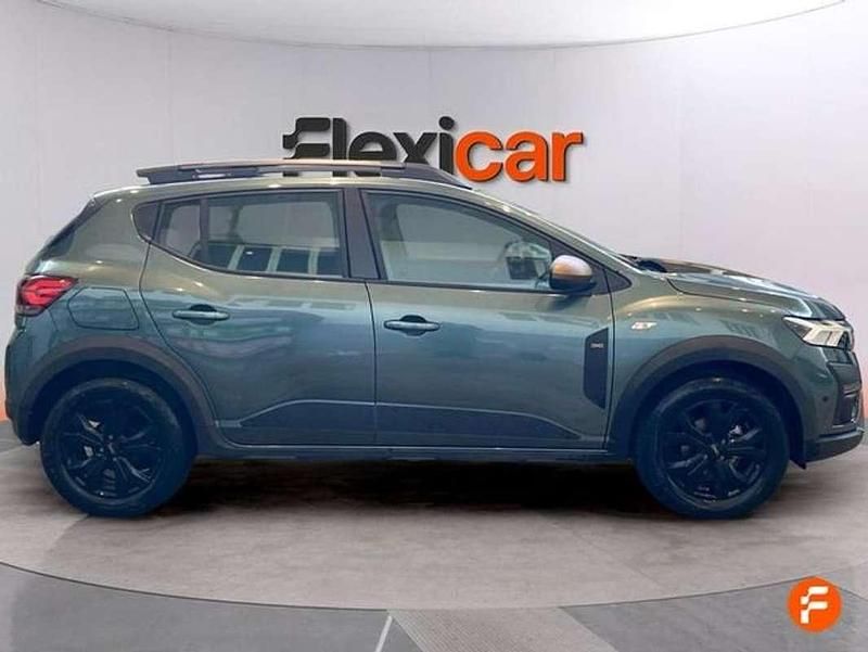 Usado Dacia Sandero Expression 101 CV (74 kW) 2023 Verde Utilitario