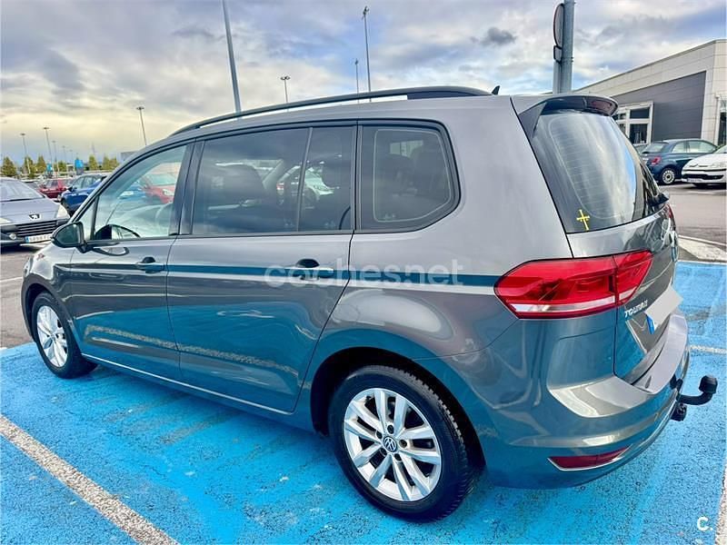 Usado VW Touran Business 110 CV (80 kW) 2018 Gris / plata Monovolumen