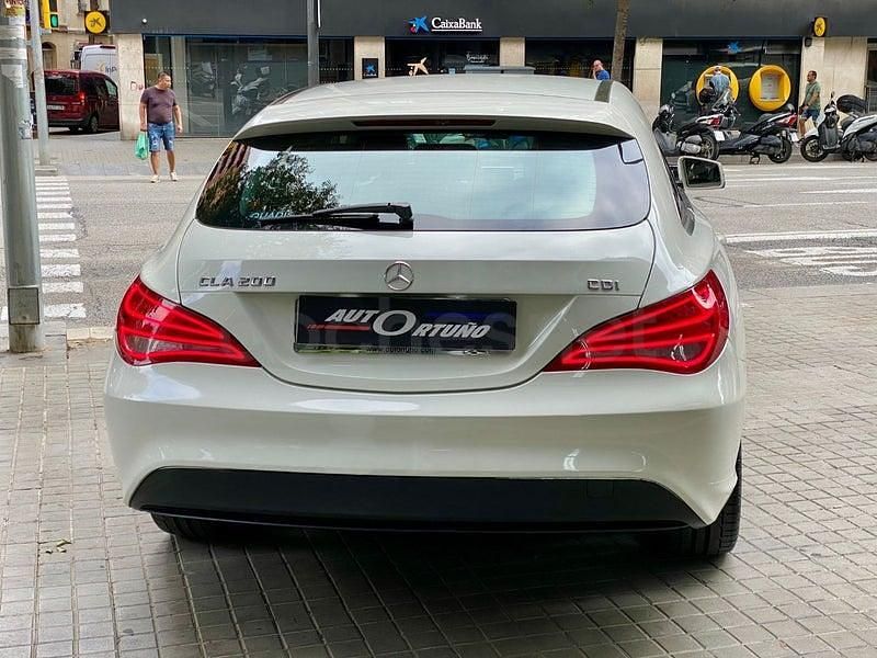 Usado Mercedes CLA200 Shooting Brake Urban 136 CV (100 kW) 2015 Blanco Familiar