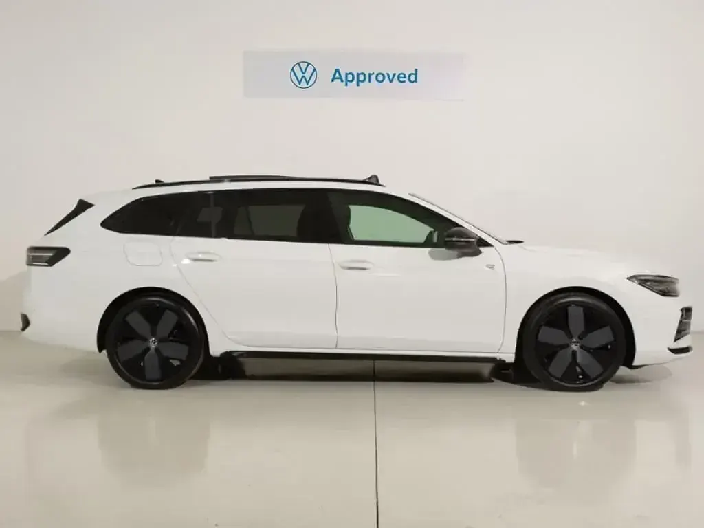 Usado VW Passat R-line 150 CV (110 kW) 2024 Blanco Familiar