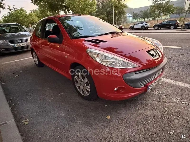 Usado Peugeot 206+ 70 CV (51 kW) 2011 Rojo Utilitario