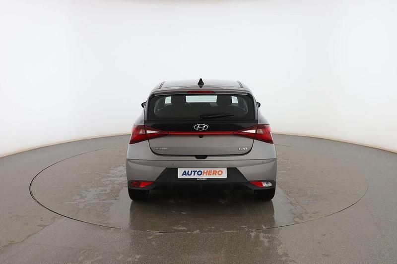 Usado Hyundai i20 101 CV (74 kW) 2022 Gris Utilitario