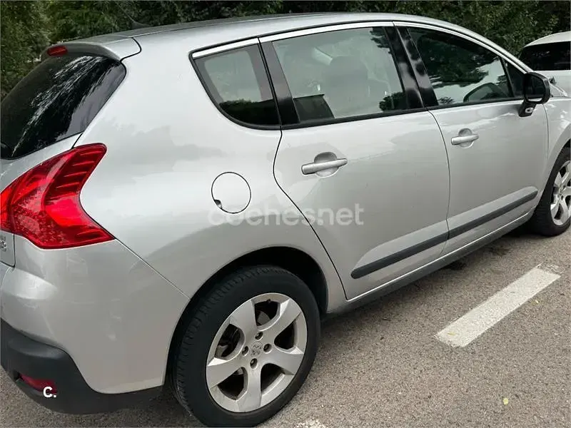 Usado Peugeot 3008 Active 115 CV (84 kW) 2013 Gris / plata Familiar