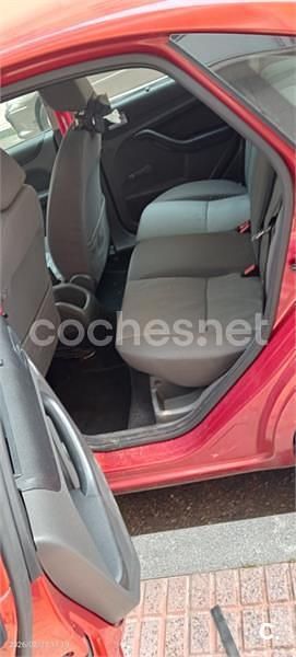 Usado Ford Focus Ghia 115 CV (84 kW) 2006 Rojo Berlina