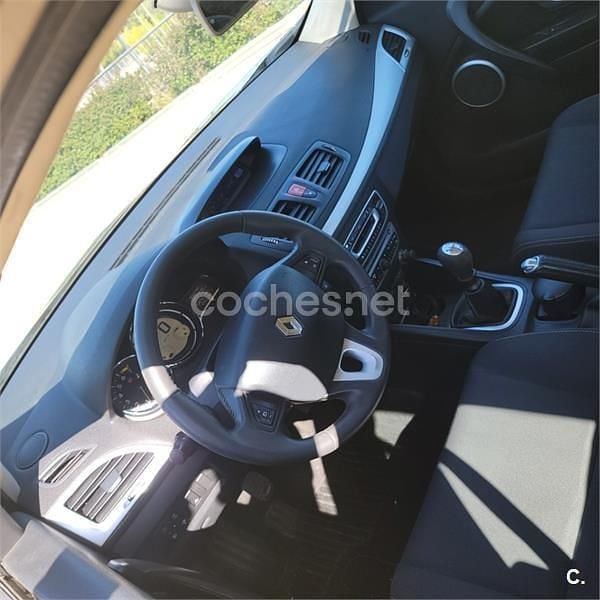 Usado Renault Mégane GrandTour Dynamique 110 CV (80 kW) 2011 Azul Familiar