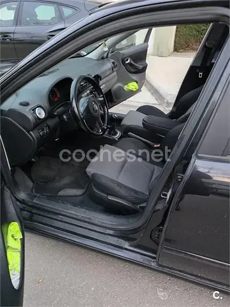 Usado Seat Leon Sport 130 CV (95 kW) 2005 Negro Utilitario