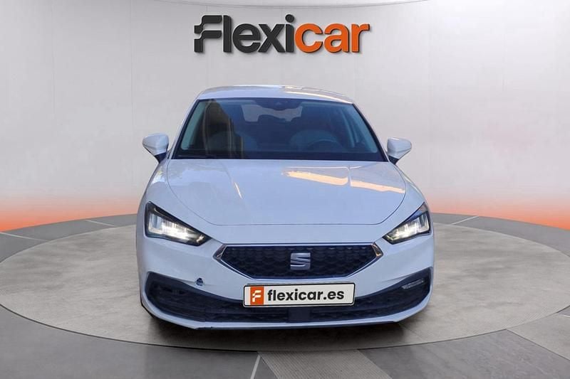 Usado Seat Leon Style 140 CV (102 kW) 2021 Blanco Familiar