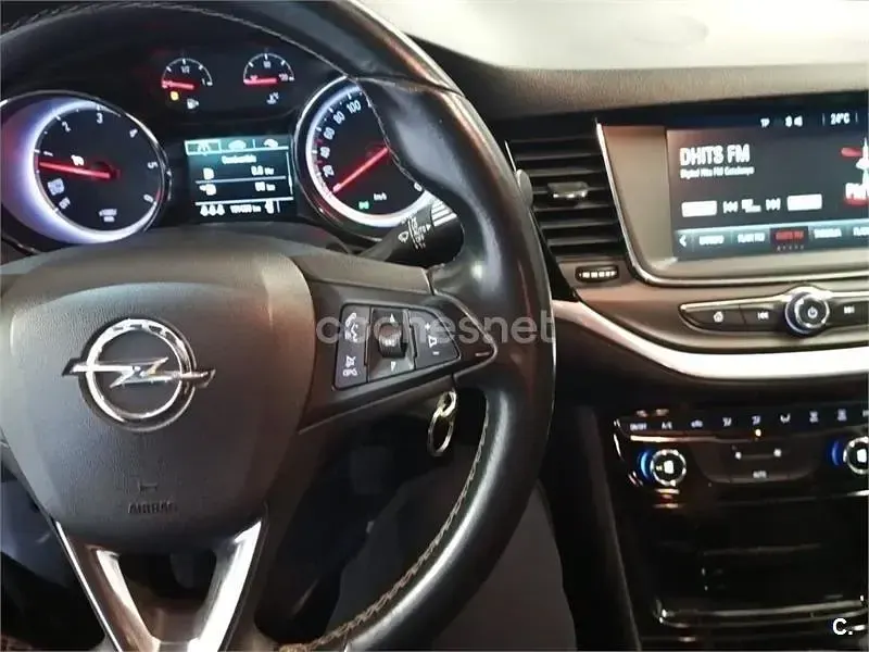 Usado Opel Astra Excellence 136 CV (100 kW) 2016 Rojo Berlina