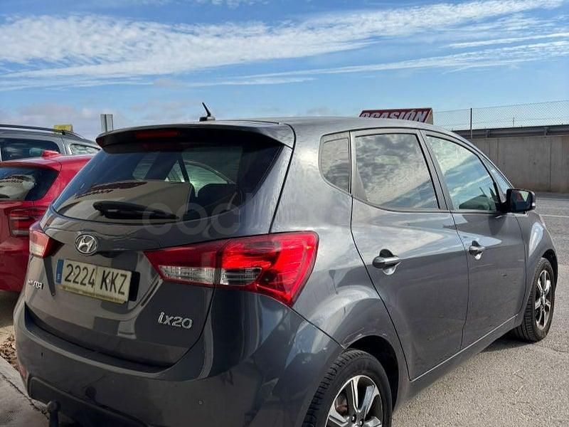 Usado Hyundai ix20 Style 115 CV (84 kW) 2018 Gris / plata Utilitario