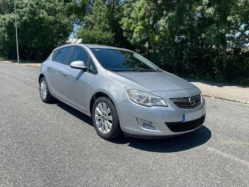 Usado Opel Astra Enjoy 110 CV (80 kW) 2010 Gris / plata Berlina