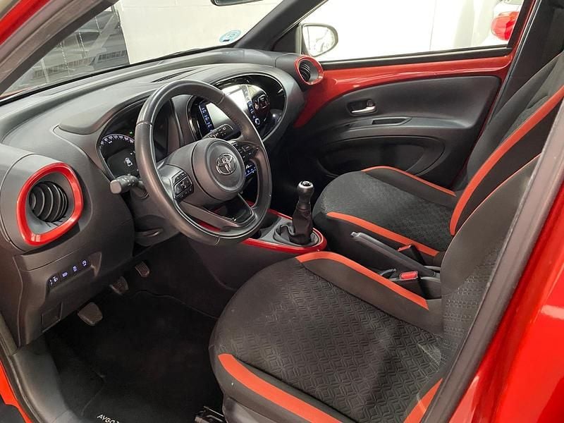 Usado Toyota Aygo X Play 72 CV (52 kW) 2022 Rojo SUV