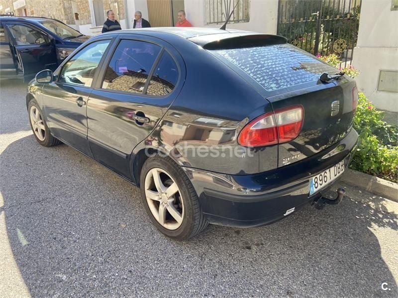 Usado Seat Leon Sport 105 CV (77 kW) 2004 Negro Utilitario