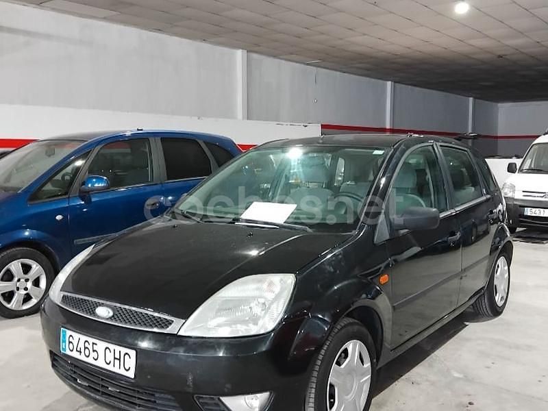 Negro Usado 2004 Ford Fiesta Trend Berlina | 2400 € - Imagen 1/4