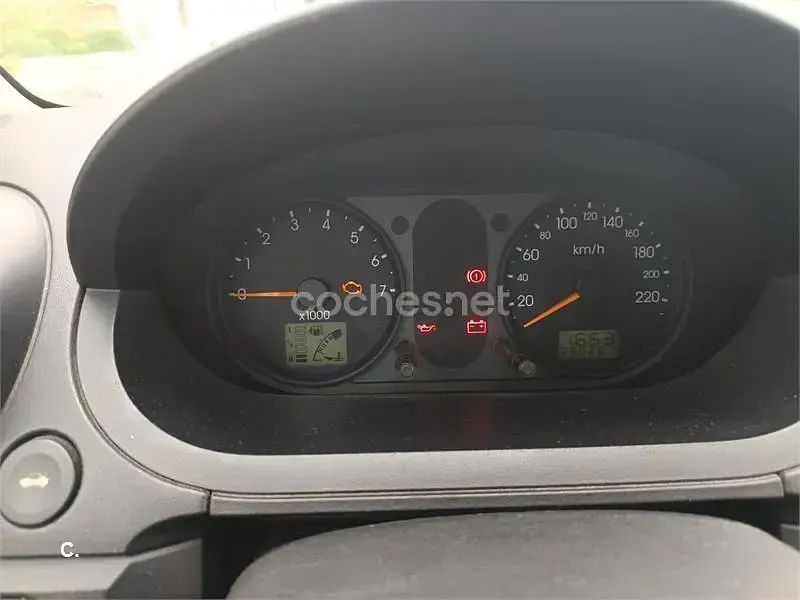 Usado Ford Fiesta 100 CV (73 kW) 2004 Negro Utilitario