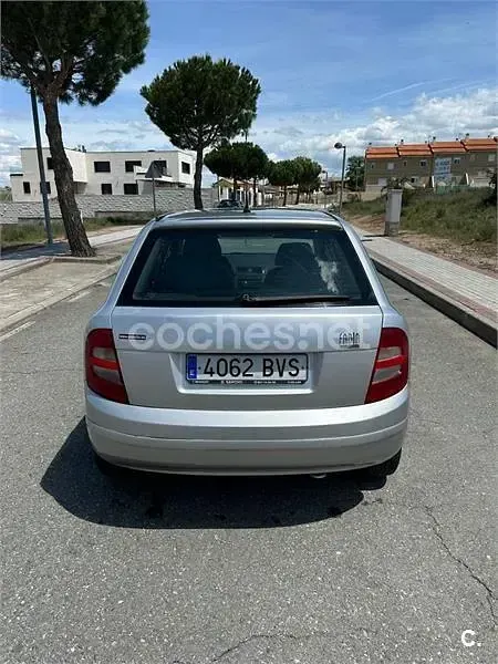 Usado Skoda Fabia Classic 64 HP (47 kW) 2002 Cinzento Sedan