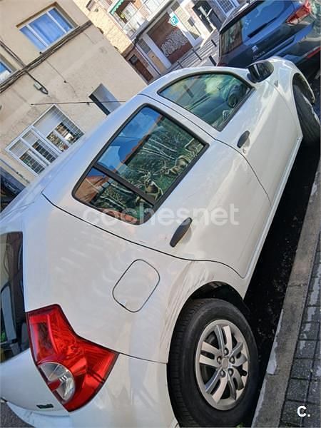 Usado Dacia Sandero Base 75 HP (55 kW) 2009 Branco Sedan