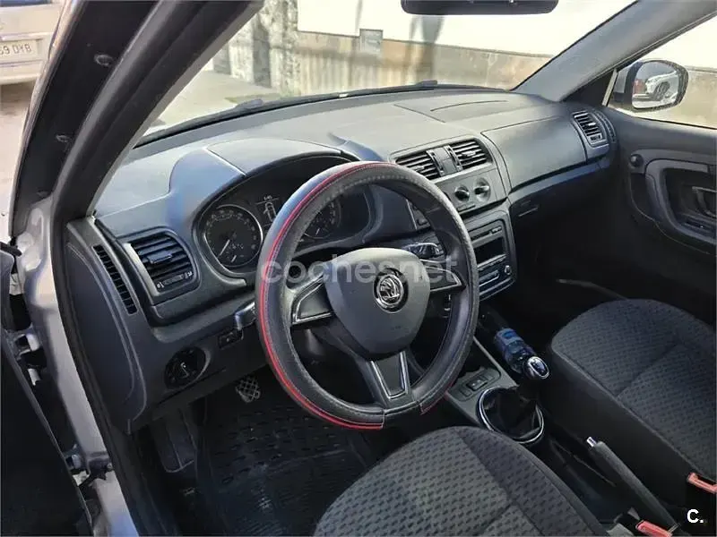 Usado Skoda Fabia Ambition 75 CV (55 kW) 2015 Gris / plata Berlina