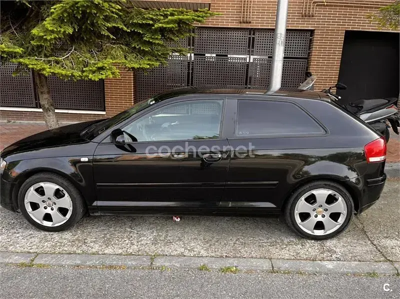 Usado Audi A3 Attraction 140 CV (102 kW) 2006 Negro Utilitario
