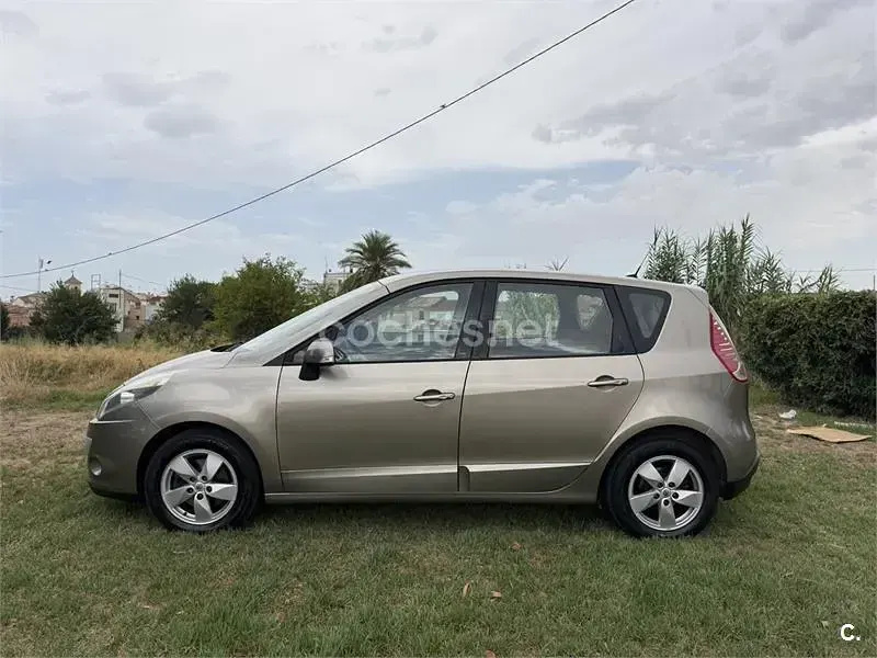 Usado Renault Scénic III Expression 105 CV (77 kW) 2009 Beige Monovolumen