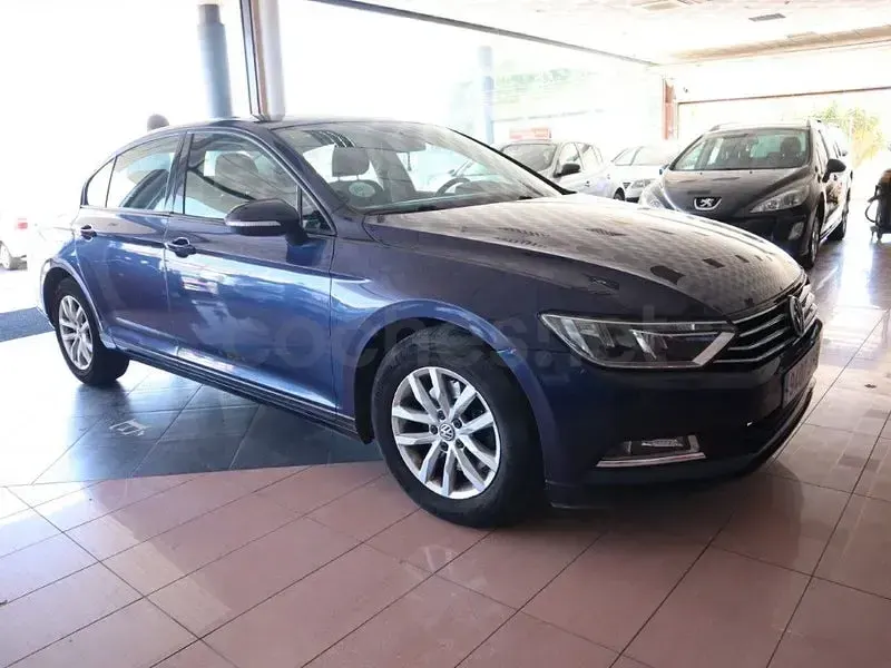 Usado VW Passat Advance 120 CV (88 kW) 2017 Azul Berlina