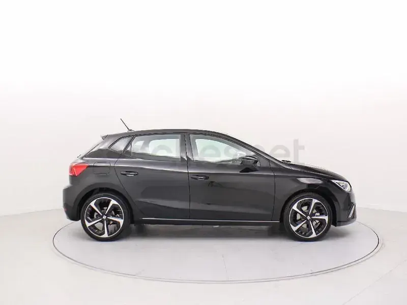 Usado Seat Ibiza FR 115 CV (84 kW) 2025 Negro Utilitario