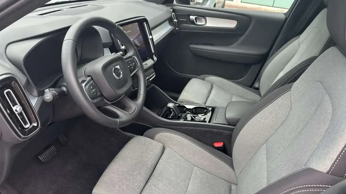 Käytetty Volvo XC40 Plus 163 HP (119 kW) 2025 Katumaasturi