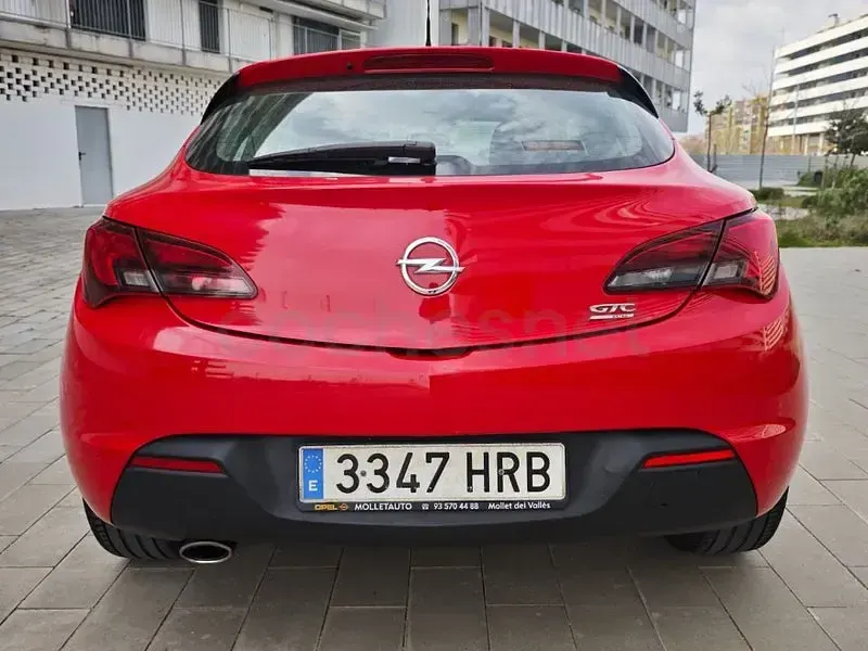 Usado Opel Astra GTC Selective 140 CV (102 kW) 2013 Rojo Berlina