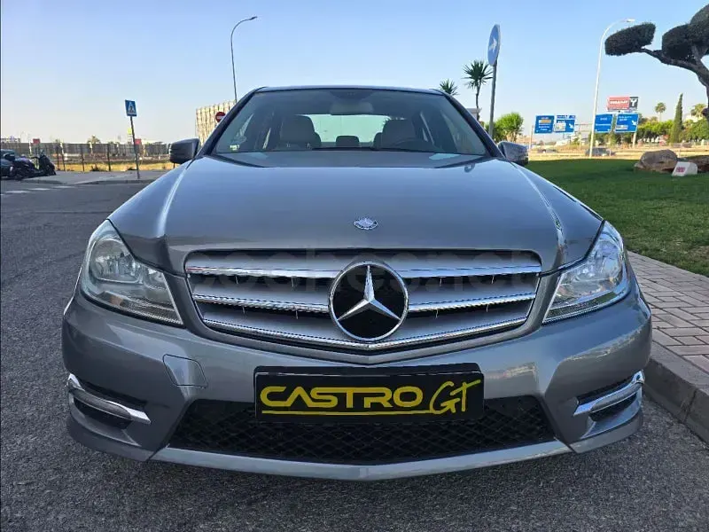 Usado Mercedes C200 136 CV (100 kW) 2012 Gris / plata Berlina