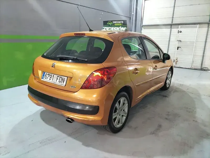 Usado Peugeot 207 90 CV (66 kW) 2007 Marrón Berlina
