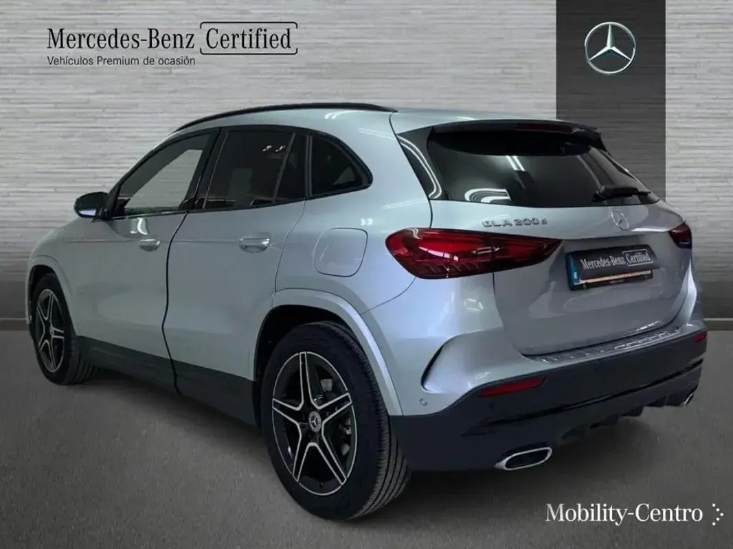 Usado Mercedes GLA200 AMG line 150 CV (110 kW) 2024 Plata hightech SUV
