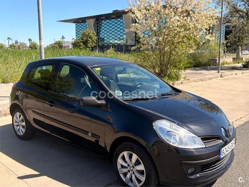 Usado Renault Clio II Authentique 68 CV (50 kW) 2010 Negro Berlina