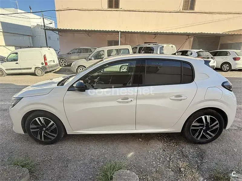 Usado Peugeot 208 Allure 100 CV (73 kW) 2022 Blanco Utilitario
