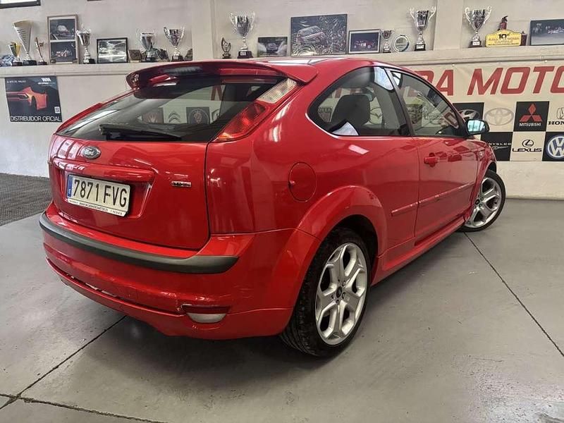 Usado Ford Focus Sport 116 CV (85 kW) 2007 Rojo Utilitario