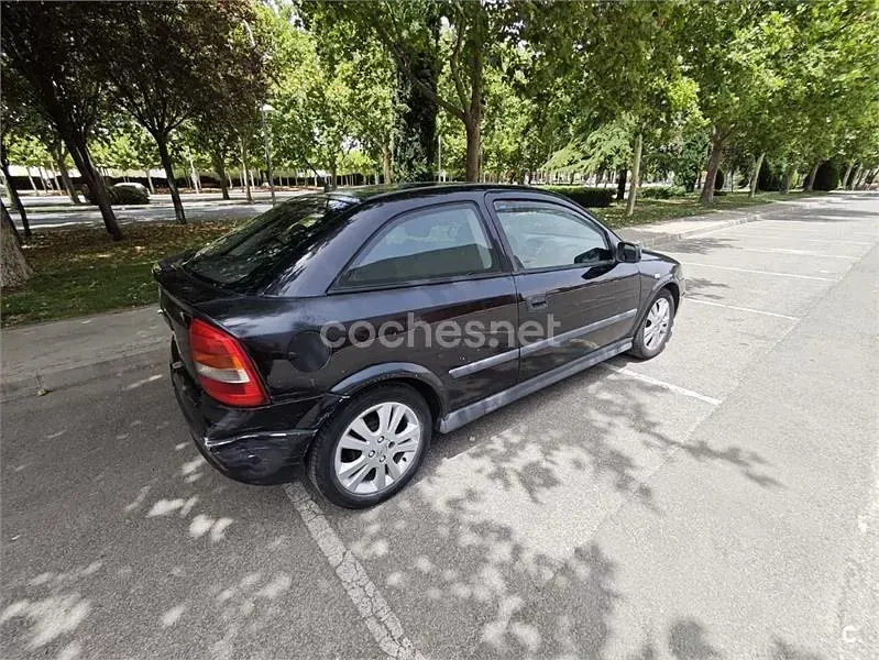Usado Opel Astra Club 84 CV (61 kW) 2003 Negro Berlina