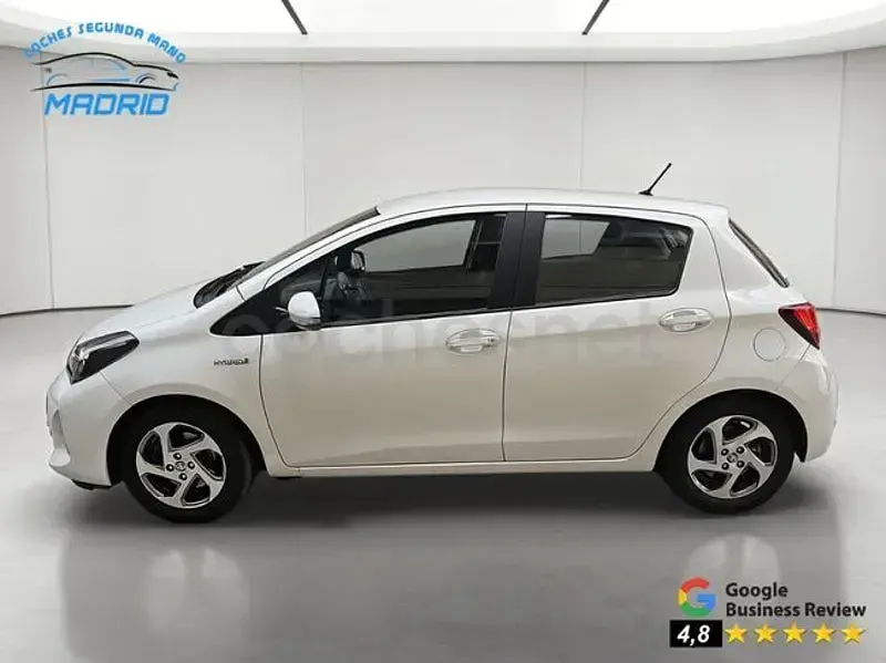 Usado Toyota Yaris Hybrid Active 100 CV (73 kW) 2016 Blanco Berlina