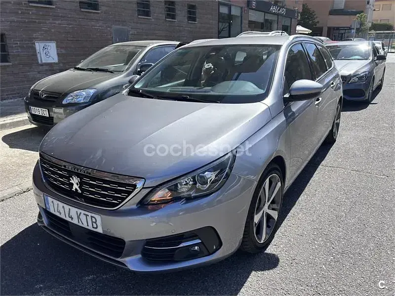 Usado Peugeot 308 Allure 130 CV (95 kW) 2019 Gris / plata Berlina