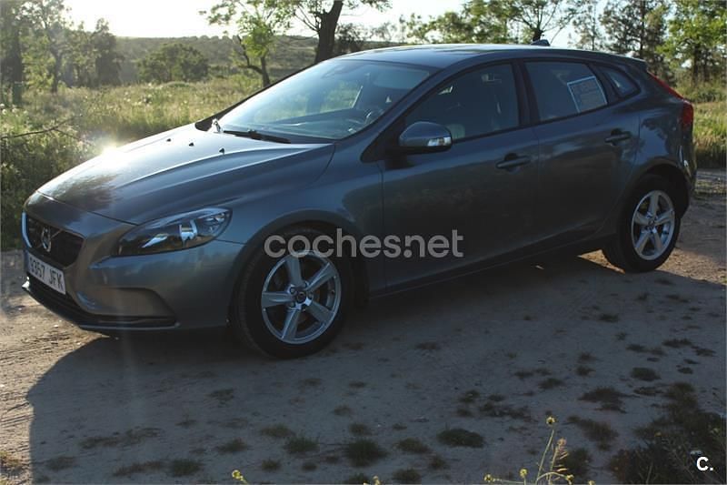 Usado Volvo V40 Kinetic 120 CV (88 kW) 2015 Gris / plata Berlina